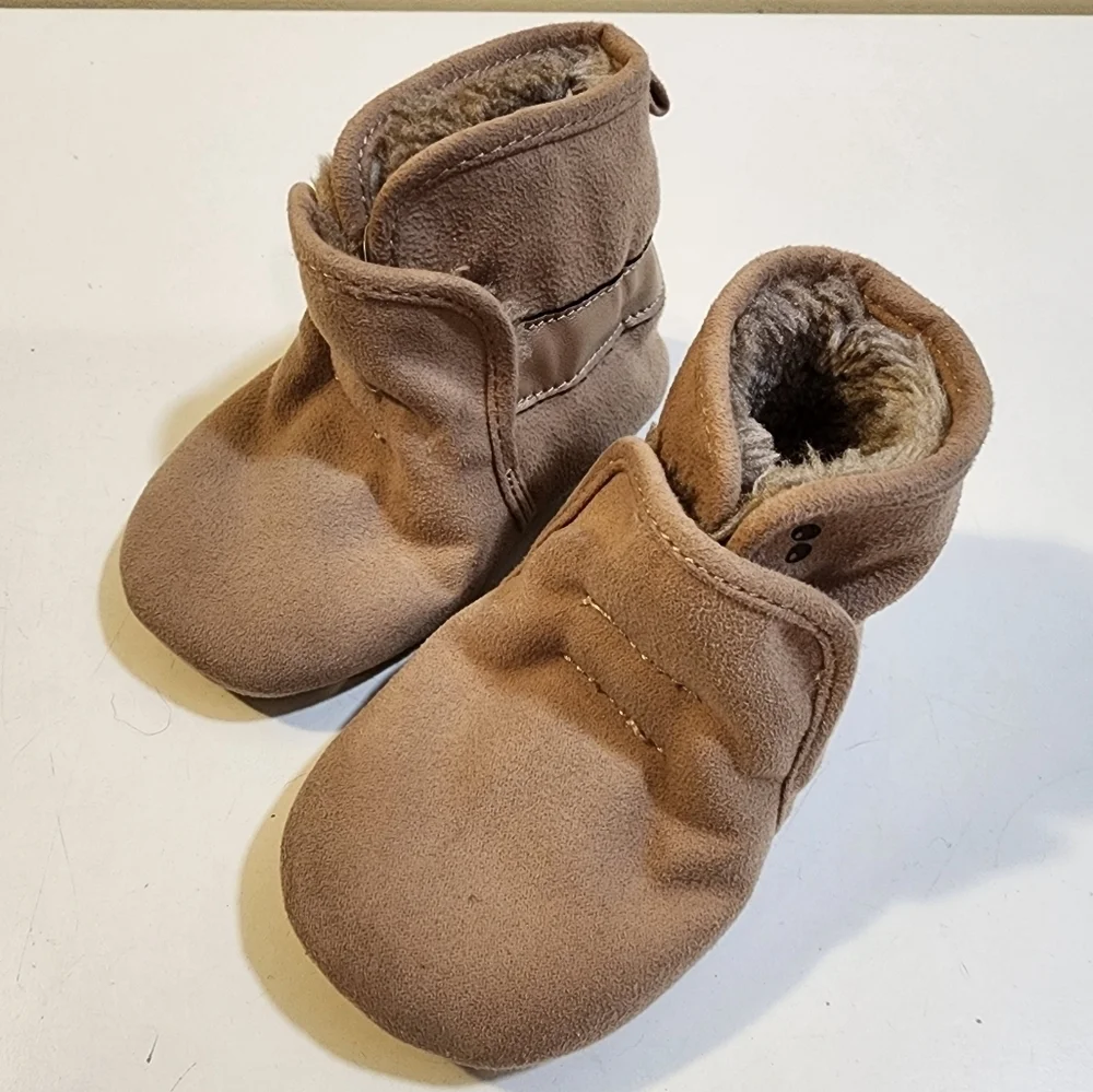 SURPRIZE by Stripe ride baby faux fur shoes size 12-18M